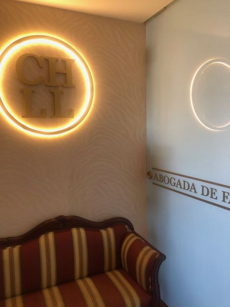 Charo Llamera Abogada Matrimonialista sala de oficina